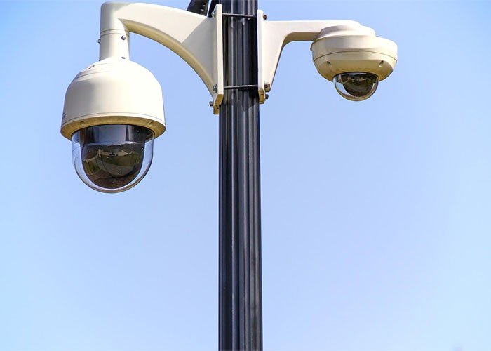 Caméras de surveillance sans fil : flexibilité, performance et comparaison avec les systèmes filaires.